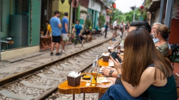 “CÀ PHÊ ĐƯỜNG TÀU” HÀ NỘI: Du lịch hay kinh doanh đều phải an toàn