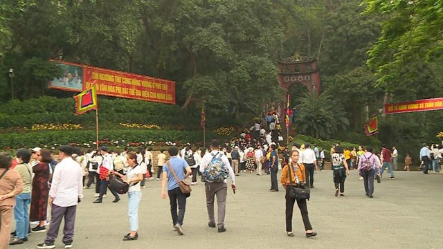 Công an hoá trang nhằm 'chặn đứng' nạn móc túi trong dịp Lễ hội Đền Hùng
