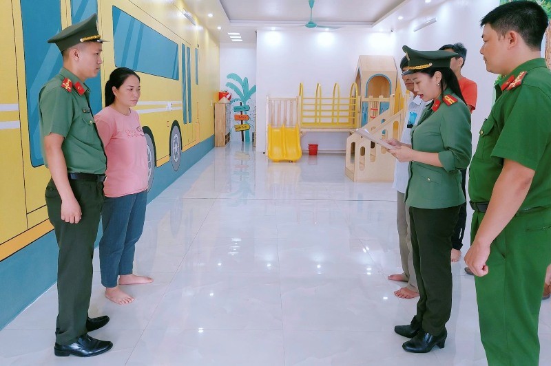Bắt tạm giam đối tượng làm giả hồ sơ, tổ chức cho người nước ngoài ở lại Việt Nam trái phép