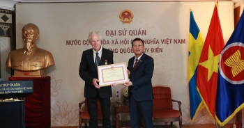 Trao Kỷ niệm chương Vì sự nghiệp Văn hóa, Thể thao và Du lịch cho đạo diễn phim người Thụy Điển Bo Öhlén