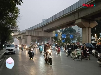 Thay đổi khung giờ bắt buộc bật đèn xe kể từ ngày 1/1/2025