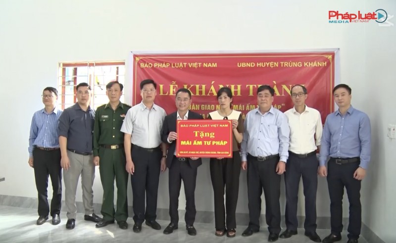Tổng Biên Tập Báo Pháp luật Việt Nam trao “Mái ấm Tư pháp" tại Cao Bằng