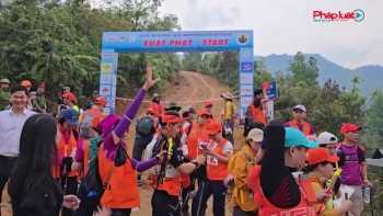 Hơn 100 nhà báo, phóng viên hào hứng tranh tài trong Giải leo núi "Bước chân trên mây" lần 2